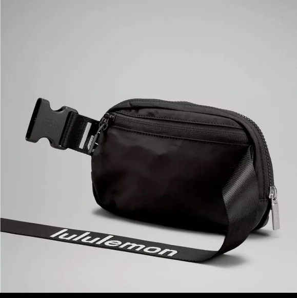 🆕️ LULULEMON EVERYWHERE BELT BAG BLACK WORDMARK 🖤🤍 - Picture 3 of 8